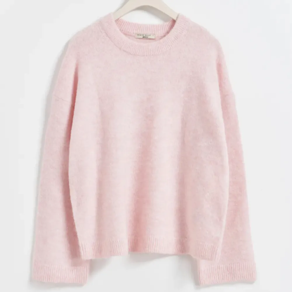 Säljer den här superfina tröjan från Gina, nyskick med lapp kvar! Har köpt en annan liknande så säljer därför den här. Hör av dig om du har frågor💕många intresserade så budgivning i kommentarerna (budgivningsfunktonen funkar inte av någon anledning🤯💕. Stickat.