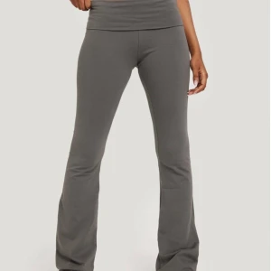 yoga pants - säljer dessa byxor från nelly då de är för stora för mig, org pris 300. inga defekter alls och är som nya❤️