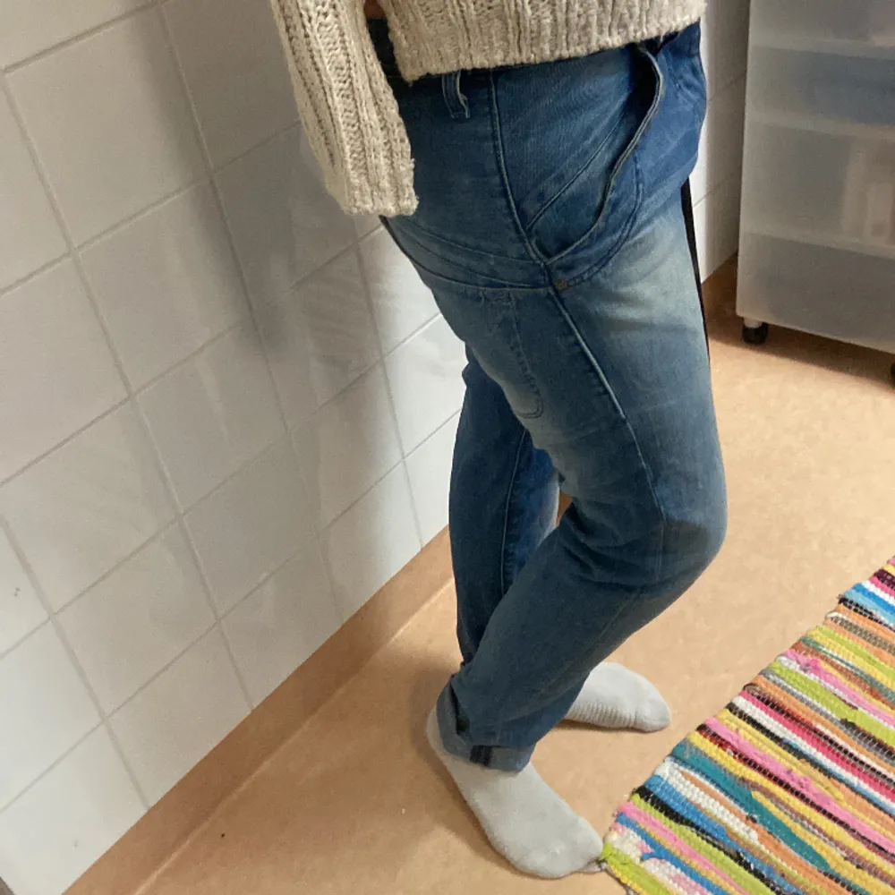 Lee jeans W28 L31 MANISTEE Skit snygga lee jeans med snygga fickor bak, lite lätt baggy modell men ändå lite tight fit. Väldigt sparsamt använda. Då ja har lite för många jeans ja inte hinner använda så hoppas ja dessa kan bli älskade av någon annan.. Jeans & Byxor.