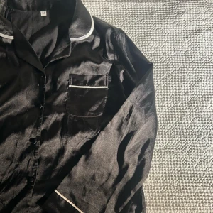 Pyjamas från Victoria’s Secret - Pyjamas från Victoria’s Secret, är storlek M men passar S perfekt ✔️KÖPT FÖR 836kr och jag SÄLJER DEN FÖR 450kr. Super fint skick nästintill oanvänd! Skriv på DM för intresse 🖤