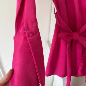 Klänning  - Klänning från Bik bok, den har slitsar på sidorna. 