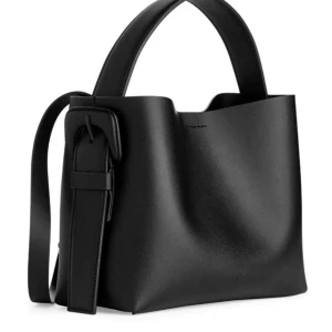 ARKET handväska skinn  - Säljer min fina väska från arket. Svart skinn, mellanstorlek.   Mått 23 cm x 19 cm x 10,5 cm Använd två gånger, så ser alltså helt ny ut, och kommer tyvärr inte till användning.