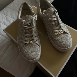 MichaelKors  skor  - Använd en gång jätte fina  Köpt för 1500 