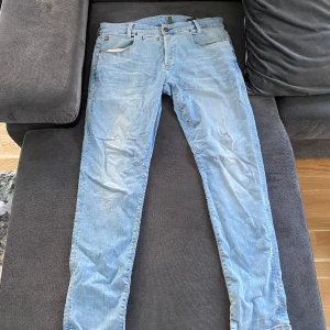 G star Raw jeans - Jättefint skick på dem, ljusblå G-star Raw jeans - D-staq 5 pocket slim.  Storlek 34/34