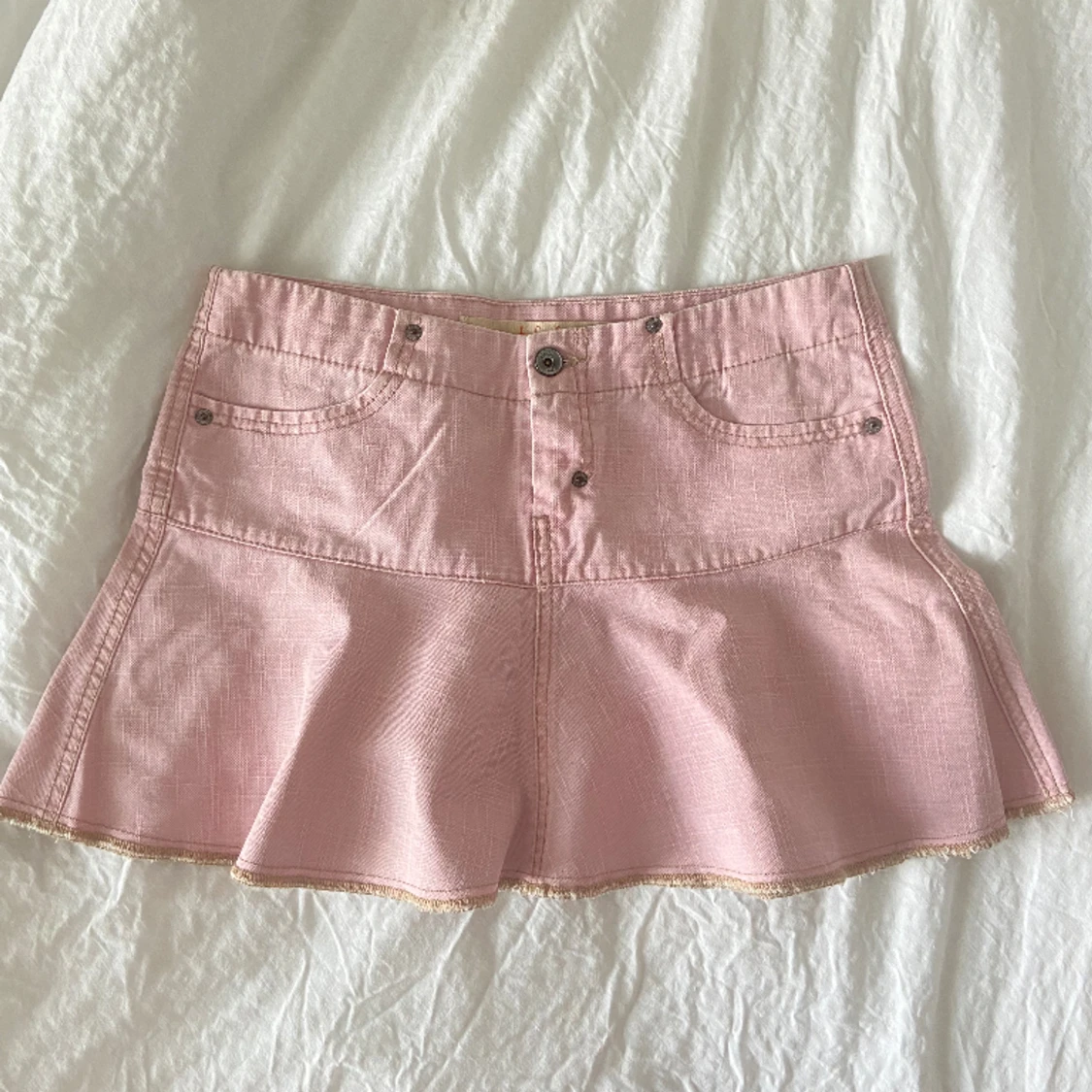 Rosa jeanskjol med volang