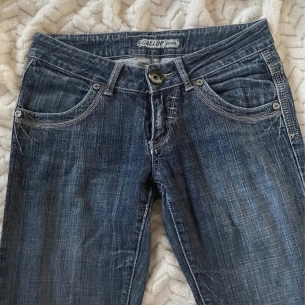Raka lågmidjade jeans storlek 36/S bra skick 200 +frakt. Skriv privat för frågor eller fler bilde💕. Jeans & Byxor.
