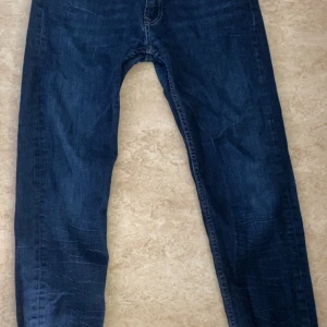 Dressmann Jeans Regular Fit - Väldigt fina Jeans 32/30 Regular Fit Jeansen passar mig inte längre OBS! KÖPAREN BETALAR FÖR FRAKT för mer info hör av er