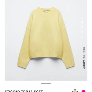 Stickad tjocktröja i gul - Fin gul stickad tjocktröja perfekt till en sen sommarkväll! Köpt för 379 kr på Zara! Använd 5-7 gånger. 