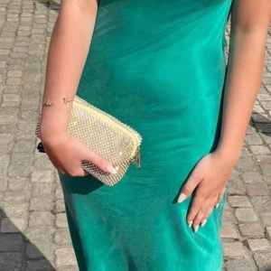 Bal väska - Säljer nu min super fina bal väska som jag hade på min bal💚 endast ängens en gång superbra skick! Går att ta bort det långa bandet och hålla i den som jag gjorde!✨