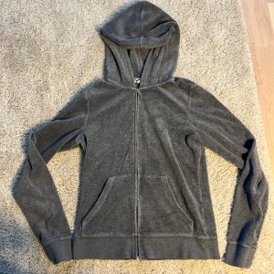 Juicy kofta - Grå Juicy kofta med paljetter på baksidan. Säljs till lägre pris eftersom några paljetter trillat av. Storlek M men väldigt liten i storleken!