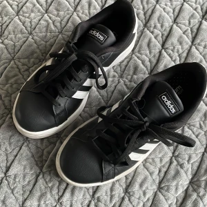 Adidas skor  - Snygga Adidasskor. Storlek 38 passar 37-38. Dem är använda  få gånger men det syns endas vid sulan och går att tvätta bort. Säljer eftersom jag har storlek 39☺️