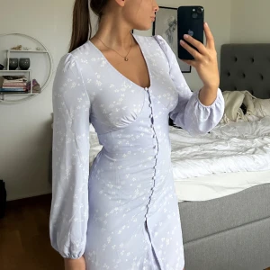 Klänning sommrig  - Klänning från Nelly  Använd 1 gång  Storlek 36