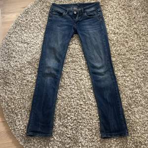 säljer dessa g-star jeans pågrund av att de är förstora i midjan (inga defekter) pris kan diskuteras