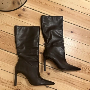 Stövlar - Bruna stövlar i skinnimitation från Mango, strl 38. Använda en gång: i utmärkt skick. 