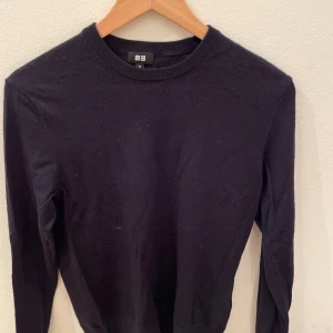 Uniqlo merinoull crewneck  - Uniqlo crewneck storlek XS i suveränt skick 8,5/10. Färg blå och nypriset är 500kr. Priset kan diskuteras.