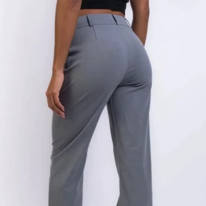 Madlady kostymbyxor - Såå snygga kostymbyxor från Madlady, storlek EU36 Short🤍 Säljer för att de tyvärr var för stora för mig. Väldigt skönt material