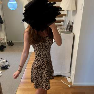 En klänning med leopardtryck, super söt. Mönstret misslyckas aldrig att imponera så investera i en billig leopardklänning.