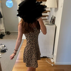 Leopardmönstrad klänning - En klänning med leopardtryck, super söt. Mönstret misslyckas aldrig att imponera så investera i en billig leopardklänning.