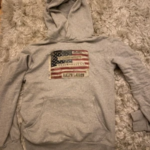 Ralph Lauren hoodie - Ralph Lauren hoodie i bra skick. Storlek M men sitter som en S