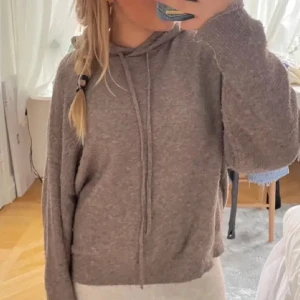 Stickad hoodie💘 - Säljer denna jättesköna hoodie från Lindex. Lite nopprig, därav priset. Lånade bilder(skriv för egna). Meddela gärna om du har några frågor💘
