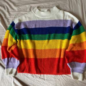 Sweater tröja med regnbågs print
