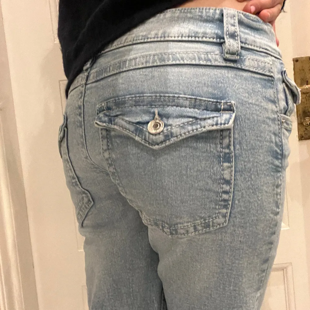 Säljer ett par as snygga low waist jeans med fickor baktill😍 . Jeans & Byxor.