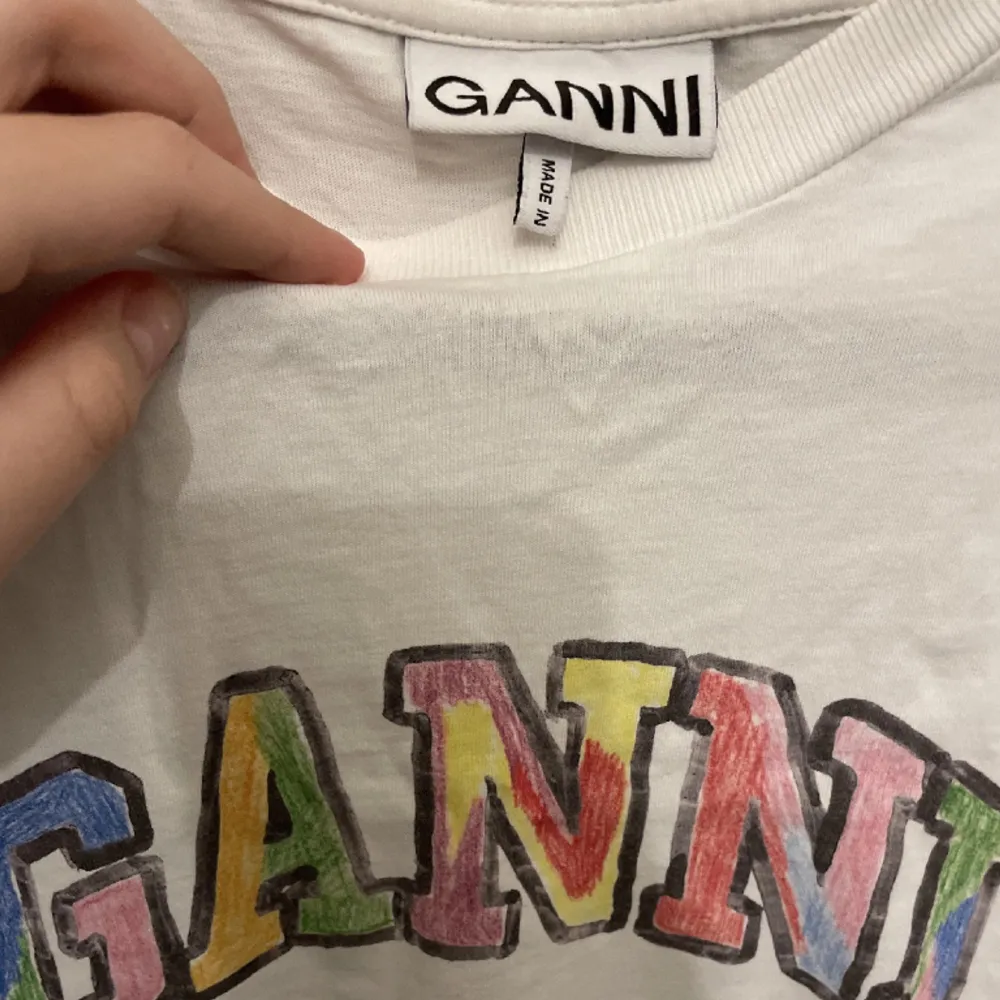 Så cool Ganni T-shirt i storlek XXS, men sitter som S. Sparsamt använd så i väldigt fint skick! Nypris 900kr🩷. T-shirts.