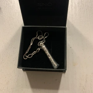 Halsband I💘 - Säljer detta superfina halsband med bokstaven I från pilgrim. Meddela gärna om du har några frågor💘