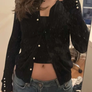 Kofta  - Jättefin kofta från zara med jättesnygga pärlknappar!!! Passar till allt, hör av er vid frågor!💕