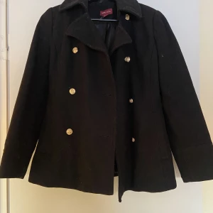 Vårkappa - Säljer den supersöta korta kappa som är perfekt till våren!🌸 