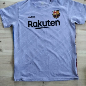 Barcelona tröja - En Pedri tröja från säsongen 2021-22. Lite sliten men ändå bra skick. Lite lila blå i sin färg