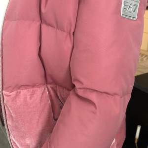Jätte fin rosa armanijacka, två olika material (se bild). Helt oanvänt och köpt för 3199kr💗 köparen står för frakten, ställ frågor vid funderingar