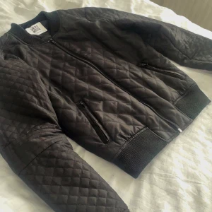 Vårjacka - Vårjacka från vero Moda,super fin och och bra skick bara använt några gånger men den har inga deftekter.💕ny pris ca 500 och säljer för 150 då jag vill bli av med den för den inte kommer till användning💕