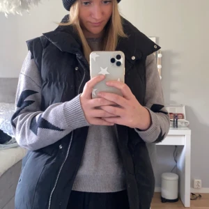 Stjärn tröja  - Tröja me stjärnor på i storlek 36 (S) i bra skick, använt få gånger 