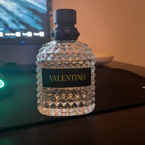 Valentino parfym  - Säljer eller byter nu denna Valentino parfymen då jag tröttnat på doften. Ca 80ml kvar. Köpare står för frakt. Dm för fler frågor!!