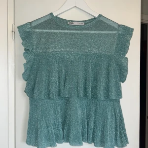 Glittrigt set  - Så fint set från zara, går att ha tillsammans så det blir som en klänning eller separat✨