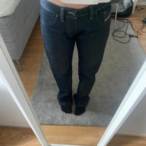 Diesel  - Jeans från diesel, snygg mörk färg, lite långa  för mig som är 168 men går att sy upp enkelt. Brukar vanligtvis ha storlek  S eller m i byxor 