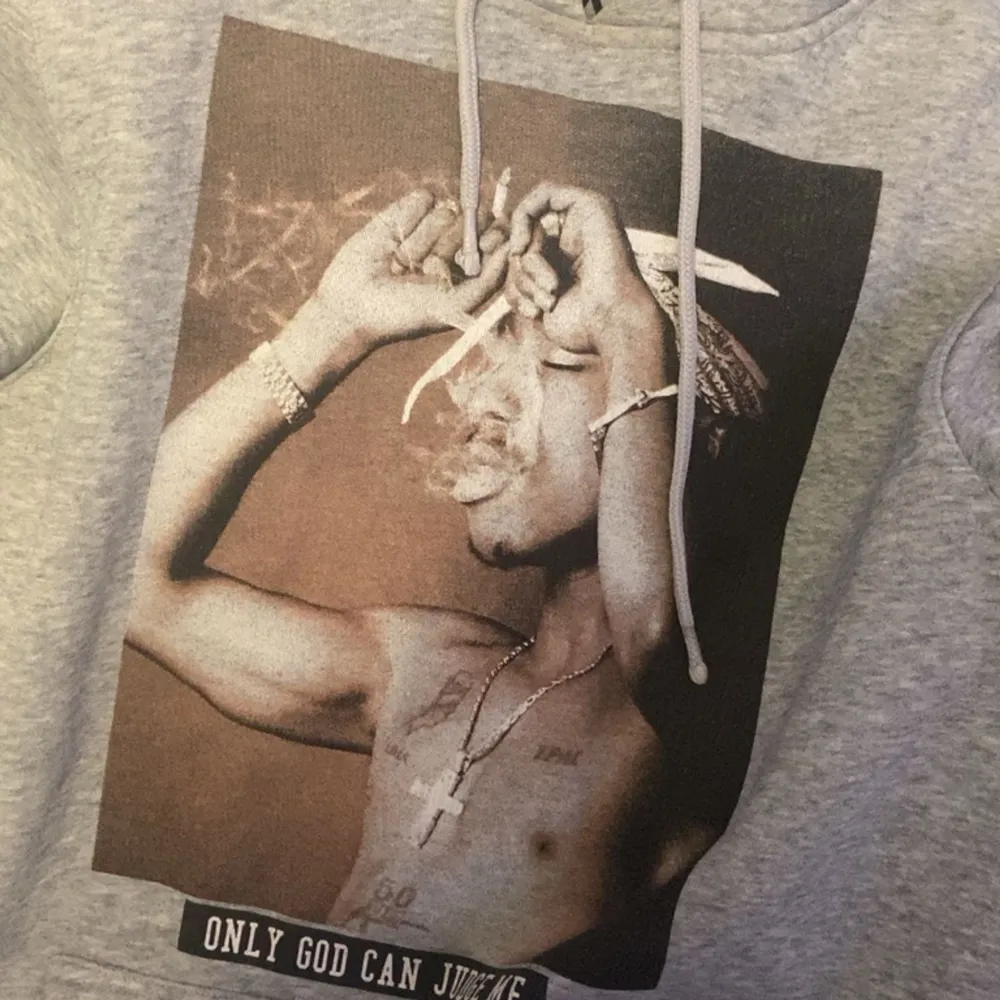 grå 2pac hoodie bar skick och fortfarande mjuk å skön inuti, sköljer då den inte kommer till användning längre. 🩷. Hoodies.