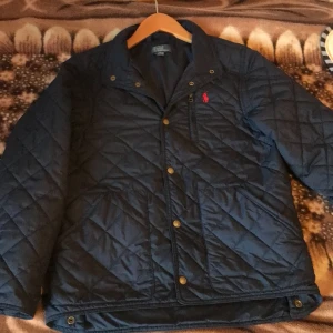 Polo Ralph Lauren vår jacka  - En jacka från märket Ralph Lauren perfekt nu inför våren denna jacka har jag haft ganska länge men inte använt så Mycke kanske använd 15 gånger och fortfarande i helt perfekt skick skulle säga att den passar folk som är 167-180