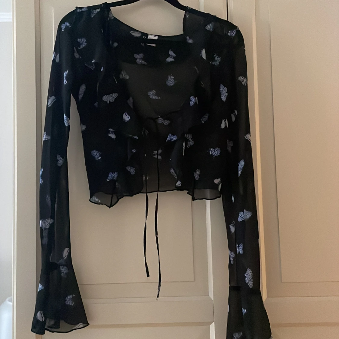 Svart kofta med lila fjärilar - 90