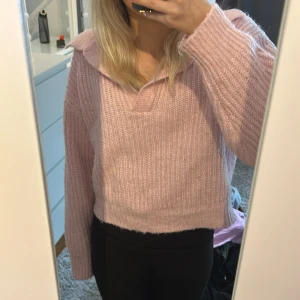 Stickad tröja - Stickad tröja i storlek xs från Gina tricot🩷sparsamt använd 