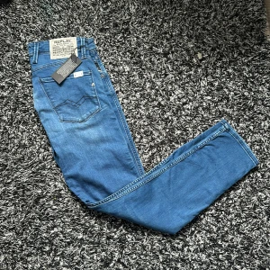 Replay anbass - Säljer sprillansnya replay anbass. Använda en gång. W29 L32. Otroligt snygga. Alla lappar är på.