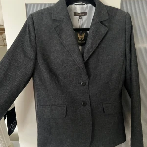 Kavaj  - Kavaj från Alice Bizous i storlek 38, aldrig andvänd med prislapp kvar.