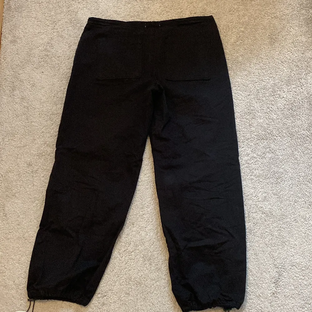 Svarta parachute pants från stradivarius. Storlek M, knappt använda🩷. Jeans & Byxor.