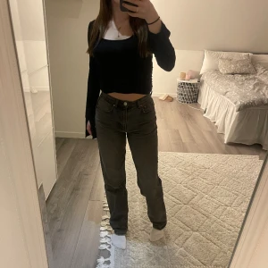 Gråa jeans   - Perfect jeans från Gina i storlek 34, säljer då dom är försmåa i midjan på mig, är ca 167 cm och vanligtvis en 36:)☺️🙌🏼
