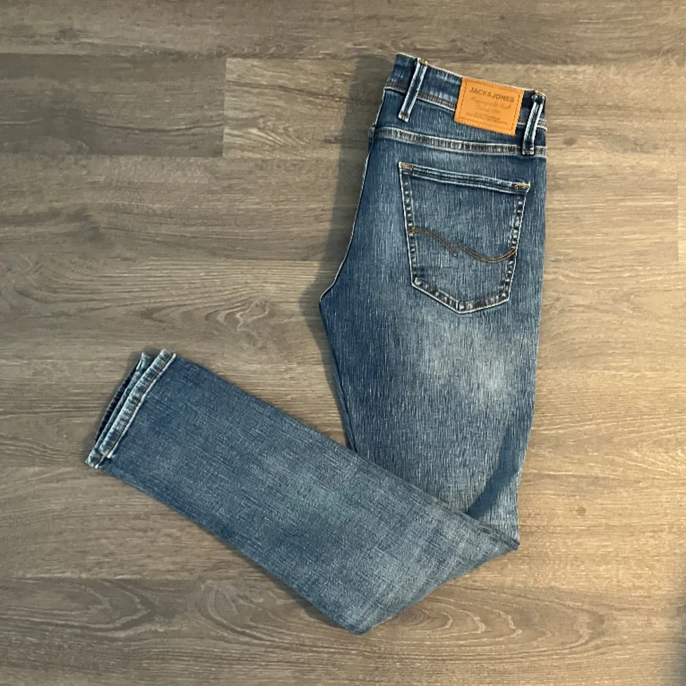 Jack & Jones jeans i slim modell. Topp skick (10/10). Storlek W30 L32. Vårat pris 200. Tveka inte att höra av dig vid eventuella frågor!👍🏼. T-shirts.