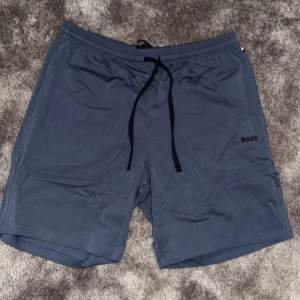 Ett par helt nya mörk blåa Hugo boss tränings shorts. Aldrig använda och har jätte bra kvalitet.