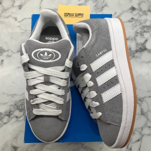 Adidas Campus 00s Grey Gum gs - Helt nya och oanvända Adidas Campus 00s Grey Gum gs.  Pris: 1300.  Storlek: 38 2/3  Kolla gärna in min Instagram som är nystartad (Ospeka_Supply), där kommer försäljning börja ske framöver.   Skicka ett dm vid frågor eller bilder😁