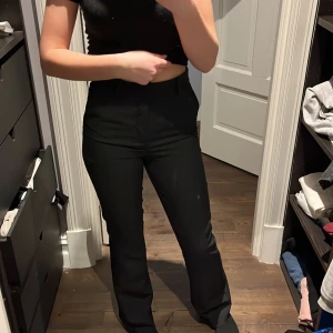 Kostymbyxor  - Jättefina kostym byxor från bik bok Köparen står för frakt  