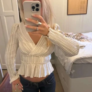 BLUS - Säljer denna ursnygga blusen som tyvärr inte kommer till användning. Perfekt till utgångar, fest osv. Kom privat för fler bilder eller funderingar! ❤️